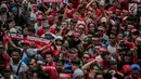Suporter Garuda Muda memadati Stadion Selayang, Selangor untuk mendukung Timnas Indonesia U-22 melawan Timor Leste di SEA Games 2017, Minggu (20/8). Mereka datang dengan berbagai atribut merah putih dan pernak pernik lainnya. (Liputan6.com/Faizal Fanani)