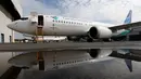Pesawat Boeing 737 Max 8 Garuda Indonesia terparkir di Bandara Soekarno Hatta, Tangerang, Rabu (13/3). Pelarangan terbang untuk Boeing 737 Max 8 ini diambil pascakecelakaan maut Ethiopian Airlines. (REUTERS/Willy Kurniawan)