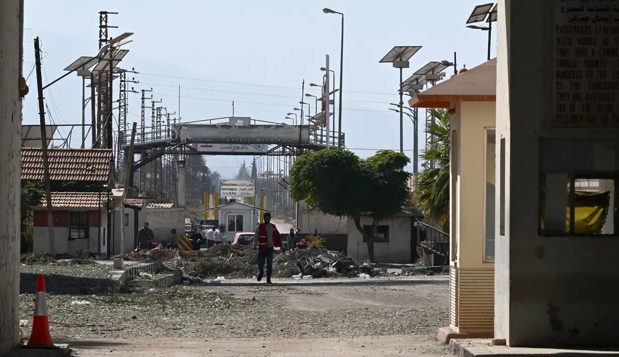 Menteri Transportasi Lebanon, Ali Hamieh mengatakan Al-Qaa ditutup paksa pada Jumat, 25 Oktober setelah Israel menyerang sisi perbatasan Suriah. (LOUAI BESHARA/AFP)
