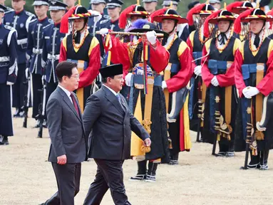 Presiden Republik Indonesia, Prabowo Subianto (kanan) bersama Presiden Korea Selatan Lee Jae myung memeriksa barisan kehormatan selama upacara penyambutan di Kantor Kepresidenan, Seoul pada Rabu 1 April 2026. Usai kunjungan kenegaraan di Jepang, Presiden Republik Indonesia, Prabowo Subianto, melanjutkan lawatannya ke Korea Selatan. (YONHAP/AFP)