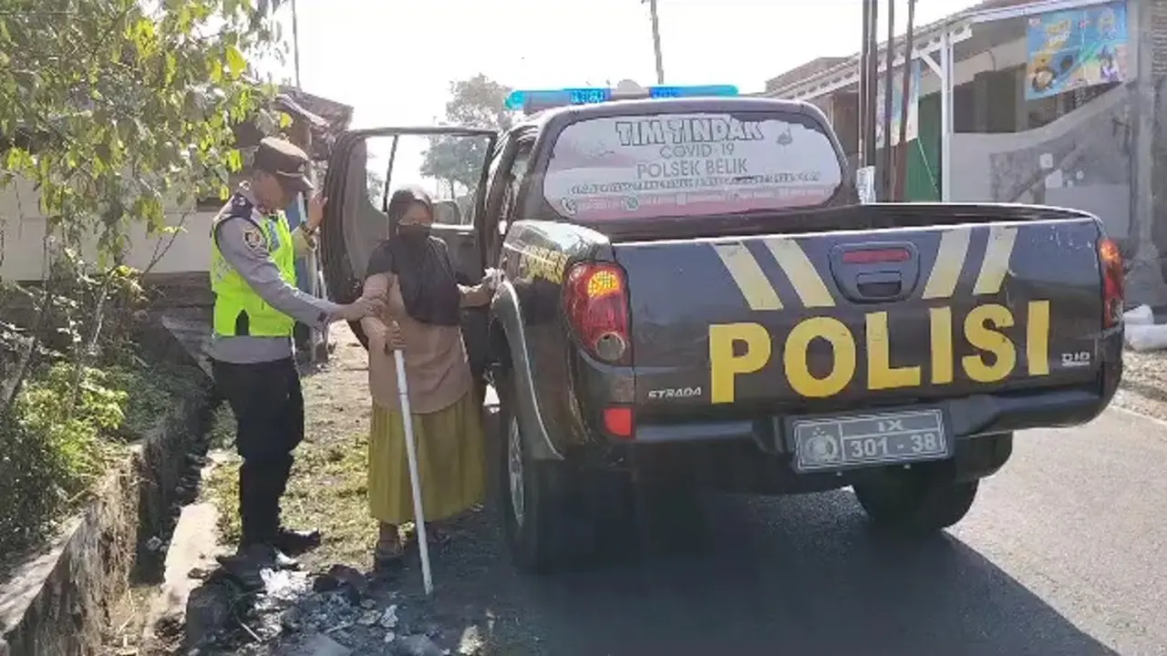 Nenek Saijah bertemu dengan polisi dan diantarkan ke Puskesmas Belik, Pemalang. (Foto: Liputan6.com/Polres Pemalang)