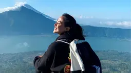 Wanita yang juga menetap di Bali ini tampak begitu bahagia menikmati udara pegunungan. Dirinya juga santai memperlihatkan wajah polos tanpa makeup. (Liputan6.com/IG/@babyjvnc)