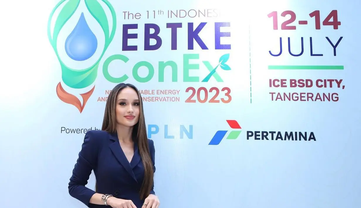 OOTD elegan Cinta Laura dengan setelan blazer dan celana panjang berwarna biru navy. [Foto: Instagram/claurakiehl]