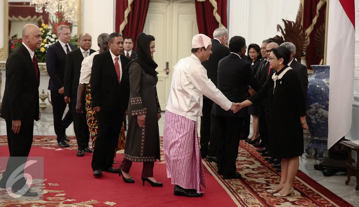 Menlu Retno Marsudi berjabat tangan dengan Duta Besar Luar Biasa dan Berkuasah penuh (LBPP) di Istana Merdeka, Jakarta, Selasa (31/5). (Liputan6.com/Faizal Fanani)