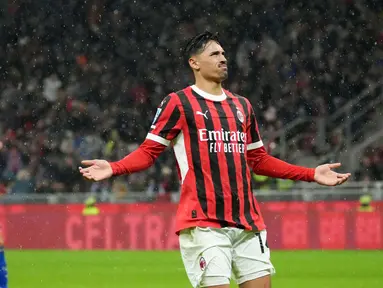 Pemain AC Milan, Tijjani Reijnders, melakukan selebrasi setelah mencetak gol ke gawang Como pada laga Liga Italia di Stadion San Siro, Minggu (16/3/2025). (AP Photo/Antonio Calanni)