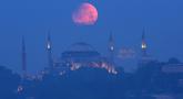 Bulan purnama terlihat di atas Haghia Sophia yang ikonik di Istanbul, Turki, Senin (16/5/2022) dini hari. (AP Photo/Mucahid Yapici)