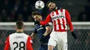 Striker PSV Eindhoven, Gaston Pereiro, duel udara dengan gelandang Atletico Madrid, Saul Niguez. Hasil imbang ini bisa menjadi bekal bagi PSV untuk lolos ke babak 8 besar. (Reuters/Michael Kooren)
