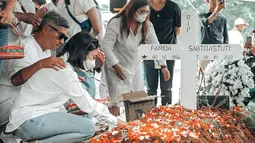 Gisel hadir di pemakaman mantan ibu mertua (instagram/gisel_la)