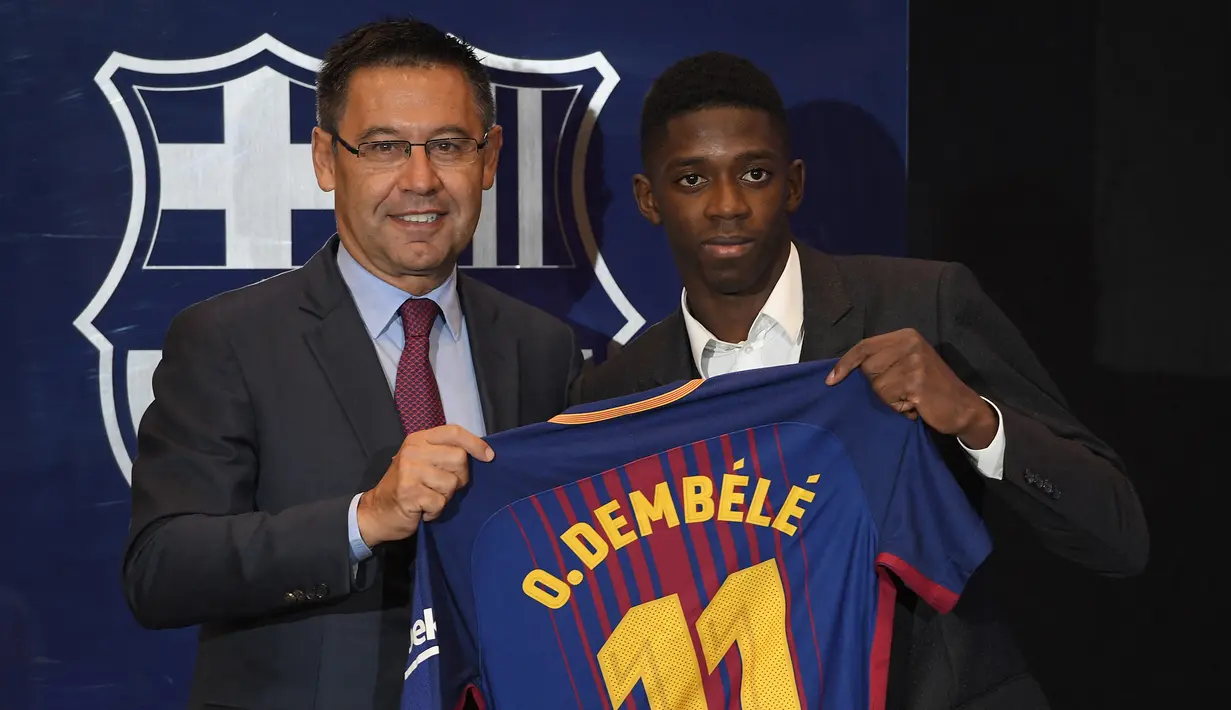 Melakukan beberapa transfer ajaib. Uang senilai 222 juta Euro yang didapat seperti mubazir dengan pembeian beberapa pemain. Pertama adalah pembelian Ousmane Dembele dari Borussia Dortmund pada 2017 dengan nilai transfer 105 juta Euro. (AFP/Lluis Gene)
