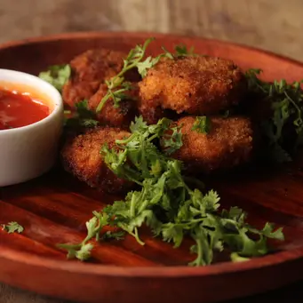 Dengan tambahan sayuran, keju, dan bumbu favorit, nugget buatan sendiri bisa menjadi pilihan menu yang lebih variatif untuk keluarga. (Foto/Dok: Pexels)