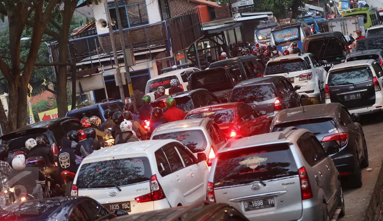 Kondisi arus lalu lintas di jalur lingkar Nagrek, Jawa Barat, Sabtu (2/7). Meningkatnya volume kendaraan dari Jakarta dan sekitar menjadi penyebab kemacetan di jalur yang rutin dilintasi pemudik setiap tahunnya tersebut. (Liputan6.com/Immanuel Antonius)