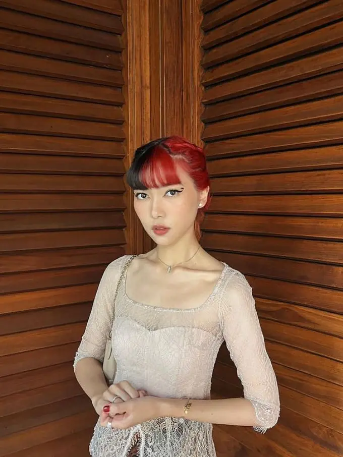 Gaya Isyana Sarasvati Berkebaya Pink dengan Rambut Nyentrik saat Kondangan, Curi Perhatian