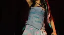 Gc atau Grace Wohangara tampil dengan outfit denim on denim. Ia tampil dengan strapless top dipadu dengan pleated mini denim skirt. [Foto: Instagram/gracewohangara]
