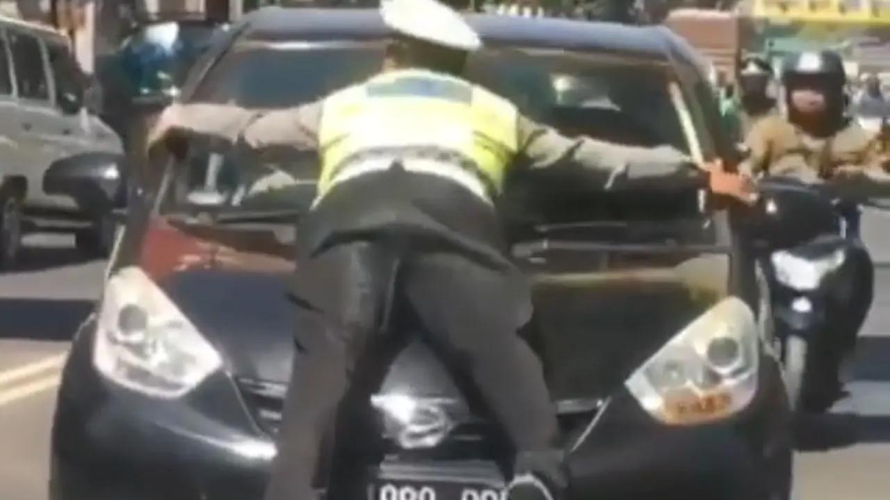 Polisi terbawa mobil