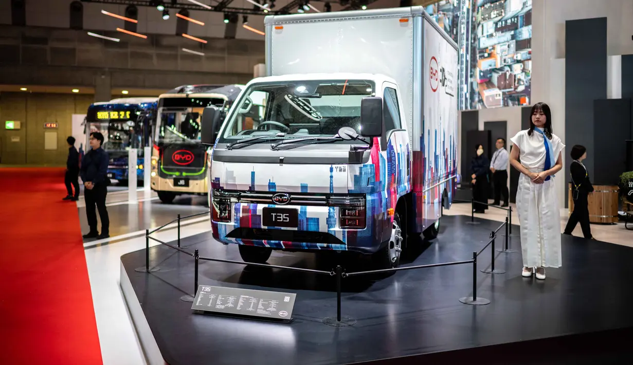 Truk BYD T35 (depan) dipamerkan pada hari pers Japan Mobility Show di Tokyo pada Rabu 29 Oktober 2025. Tidak hanya fokus pada kendaraan bermotor konvensional, JMS kini menjadi ajang eksplorasi seluruh aspek mobilitas, mulai dari kendaraan listrik, robotik, teknologi otonom, hingga solusi logistik dan udara. (Philip FONG/AFP)