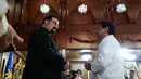 Presiden Filipina, Rodrigo Duterte berbincang dengan aktor AS, Steven Seagal yang melakukan kunjungan kehormatan di Istana Kepresidenan Malacanang, Manila, Kamis (12/10). Seagal berada di Filipina untuk mencari lokasi untuk film barunya (Handout/PPD/AFP)
