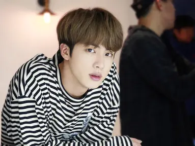 Anggota tertua BTS, Kim Seok-jin adalah salah satu anggota yang punya visual tampan dan proporsi tubuh yang tinggi. 6 tahun berkarier bersama 6 anggota lainnya di BTS, Jin menepati posisi sebagai vokalis. (Liputan6/Twitter/@BTS_official)