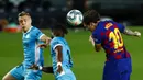 Striker Barcelona, Lionel Messi, menyundul bola saat melawan Leganes pada laga La Liga di Stadion Camp Nou, Selasa (16/6/2020). Barcelona menang 2-0 atas Leganes. (AP Photo/Joan Montfort)