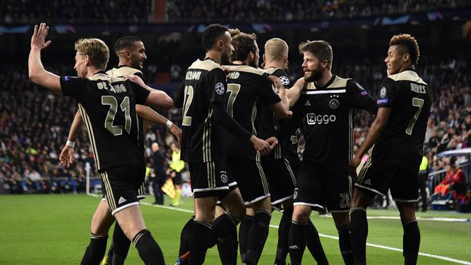 Selebrasi gol pertama Ajax Amsterdam pada laga leg kedua, babak 16 besar Liga Champions yang berlangsung di Stadion Santiago Bernabeu, Madrid, Rabu (6/3). Real Madrid kalah 1-4 kontra Ajax. (AFP/Gabriel Bouys)