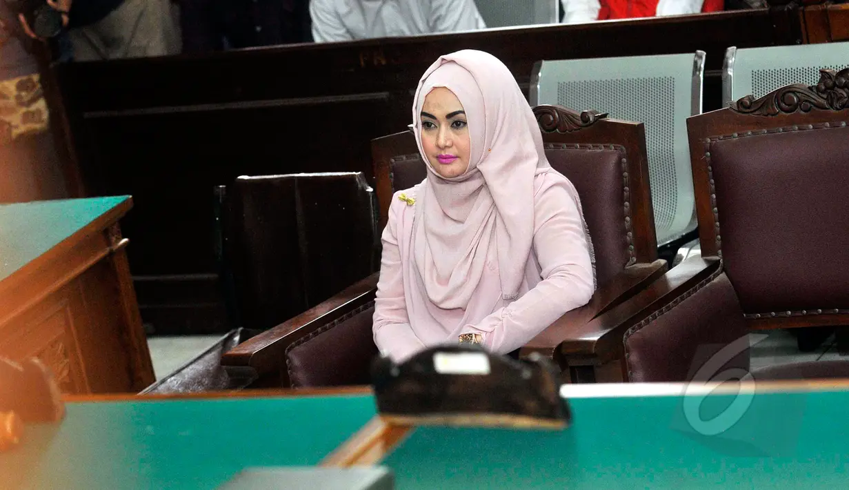 Eddies Adelia terlihat tenang saat menjalani persidangan di PN Jakarta Selatan, Rabu (28/4/2015). Majelis Hakim PN Jaksel menjatuhkan vonis kepada terdakwa kasus pencucian uang, Eddies Adelia dengan hukuman tiga bulan penjara. (Liputan6.com/Panji Diksana)