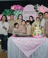 Seluruh anggota keluarga tampil serasi dengan busana bernuansa khaki, menciptakan atmosfer petualangan yang seru dan berkesan. [@aurelie.hermansyah].