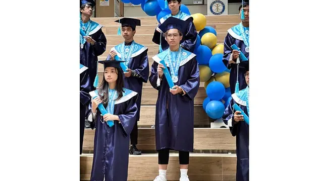 6 Potret Ferry Salim dan Istri Hadiri Wisuda Putra Bungsu, Ungkap Rasa Bangga