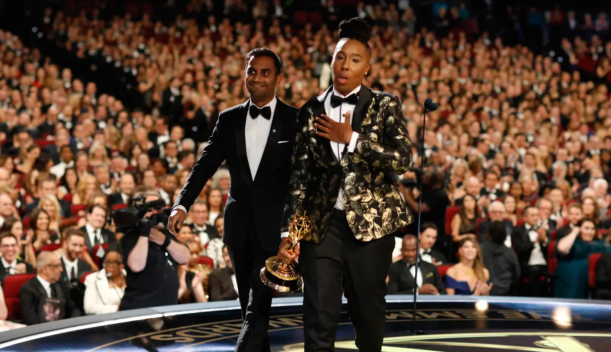 Lena Waithe memberikan pidato kemenangannya di atas panggung Emmy Awards 2017 di Los Angeles, Minggu (17/9). Lena Waithe menjadi perempuan kulit hitam pertama yang meraih Emmy Awards dari kategori Best Comedy Writing. (Phil McCarten/Invision/AP Images)