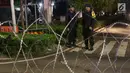 Petugas Kepolisian berjaga di sekitar perempatan jalan Imam Bonjol dekat Gedung KPU RI, Jakarta, Senin (20/5/2019). Jelang penetapan Presiden dan Wakil Presiden terpilih pada Pemilu 2019, jalan Imam Bonjol di sterilkan hingga 25 Mei mendatang. (Liputan6.com/Helmi Fithriansyah)