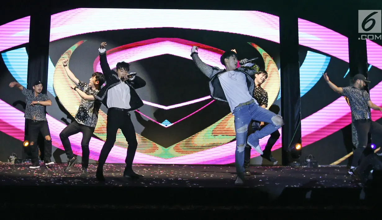 Penampilan Super Junior Donghae dan Eunhyuk saat Konser di Korea Brand Entertainment & Expo (KBEE) 2017 di Gandaria, Jakarta, Senin (4/9). Boyband Super Junior D & E membawakan 4 lagu dalam membuka KBEE 2017. (Liputan6.com/Herman Zakharia)