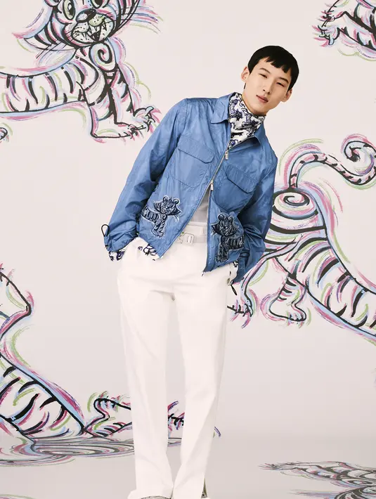 Tidak hanya apparel, Dior juga menghadirkan aksesori pria, seperti Dior Lingot 22, tas Dior Lock, dan Sneaker B27.