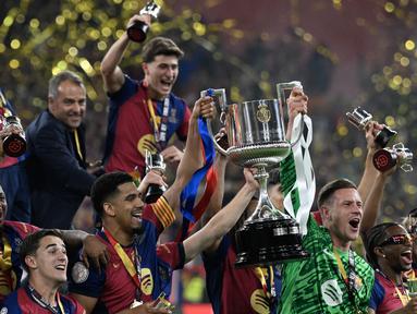 Para pemain Barcelona merayakan gelar juara Copa Del Rey setelah mengalahkan Real Madrid dalam partai final yang berlangsung di La Cartuja stadium, Sevilla, Spanyol. (AFP/Josep Lago)