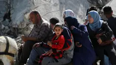 Warga Palestina menaiki gerobak yang ditarik hewan saat meninggalkan Kota Gaza pada 16 Mei 2025. (Bashar TALEB/AFP)