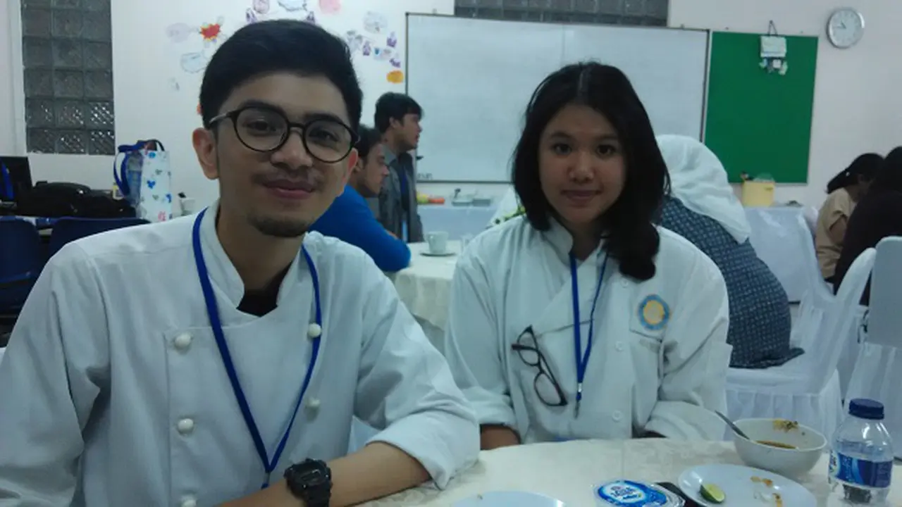 Pasha (kiri) dan Aylla (kanan), berprofesi sebagai juru masak atau chef
