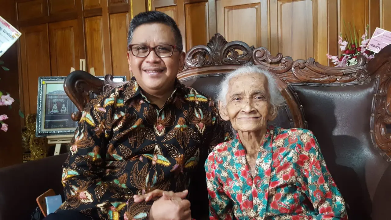 Sekjen PDIP Hasto Kristiyanto dan ibunda Yohana Sutarmi
