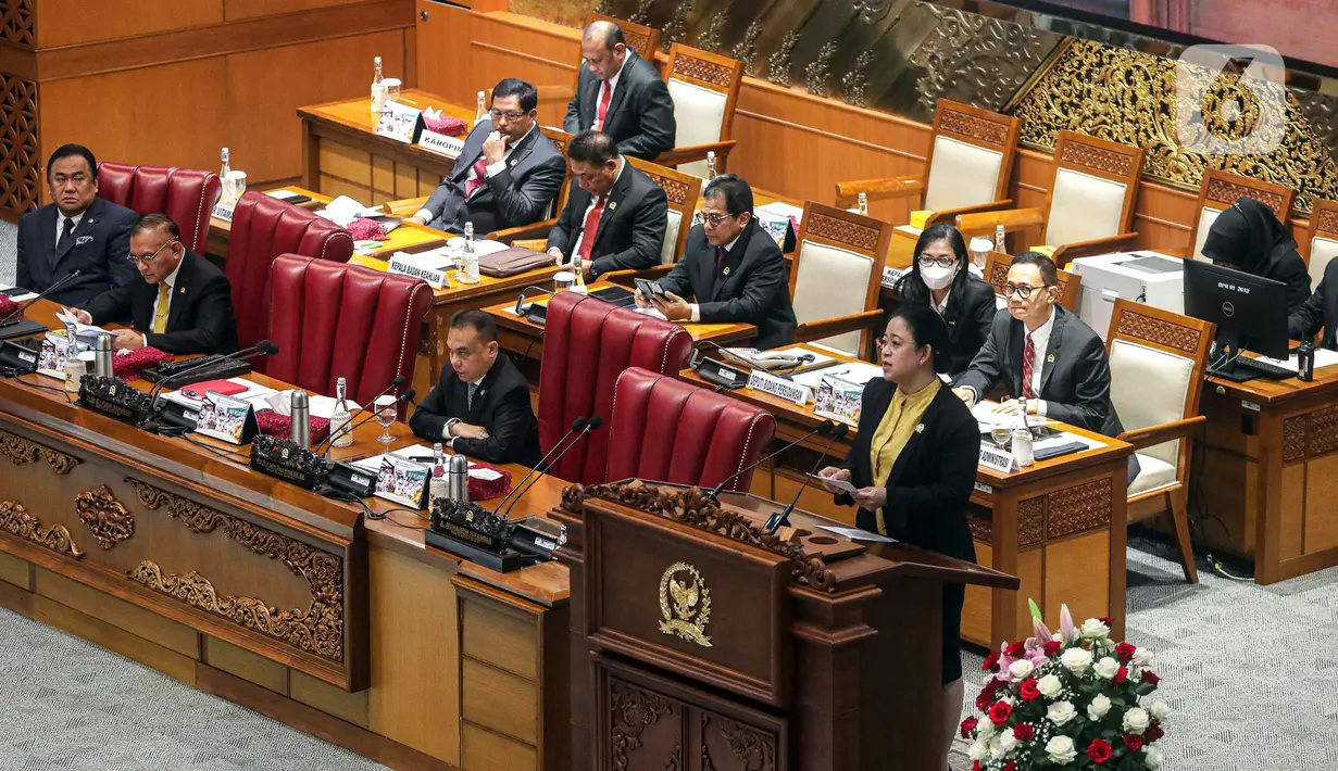"Menurut catatan Sekretariat Jenderal DPR RI, daftar hadir pada permulaan rapur DPR RI hari ini telah ditandatangani oleh hadir fisik 76 orang, hadir virtual 280, kemudian izin 35, sehingga berjumlah 391 anggota DPR RI dan dihadiri oleh anggota dari seluruh fraksi yang ada di DPR RI," kata Puan. (Liputan6.com/Faizal Fanani)