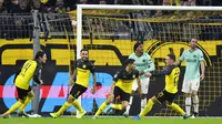 Para pemain Borussia Dortmund merayakan gol yang dicetak oleh Achraf Hakimi ke gawang Inter Milan pada laga Liga Champions 2019 di Stadion Signal Iduna Park, Selasa 926/11). Borussia Dortmund menang 3-2 atas Inter Milan. (AP/Martin Meissner)