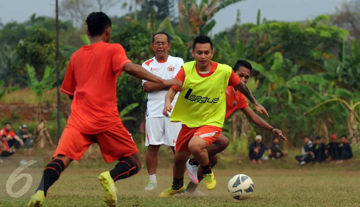 Pelatih Persija. Bambang Nurdiansyah (kedua kiri) memperhatikan timnya saat latihan di NYTC, Sawangan, Depok, Senin (2/11/2015). Latihan ini persiapan jelang turnamen Piala Jenderal Sudirman, 14 November mendatang. (Liputan6.com/Helmi Fithriansyah)  