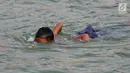 Anak-anak berenang di Danau Sunter, Jakarta, Selasa (23/7/2019). Minimnya fasilitas bermain yang layak dan murah membuat anak-anak nekat berenang di Danau Sunter. (merdeka.com/Iqbal Nugroho)