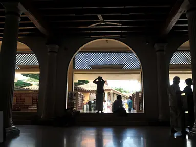 Suasana keramaian bagian dalam Masjid Luar Batang di daerah Pasar Ikan, Jakarta Utara, Jumat (1/4). Nama masjid ini diberikan sesuai dengan julukan Habib Husein, yaitu Habib Luar Batang. (Liputan6.com/Gempur M Surya)