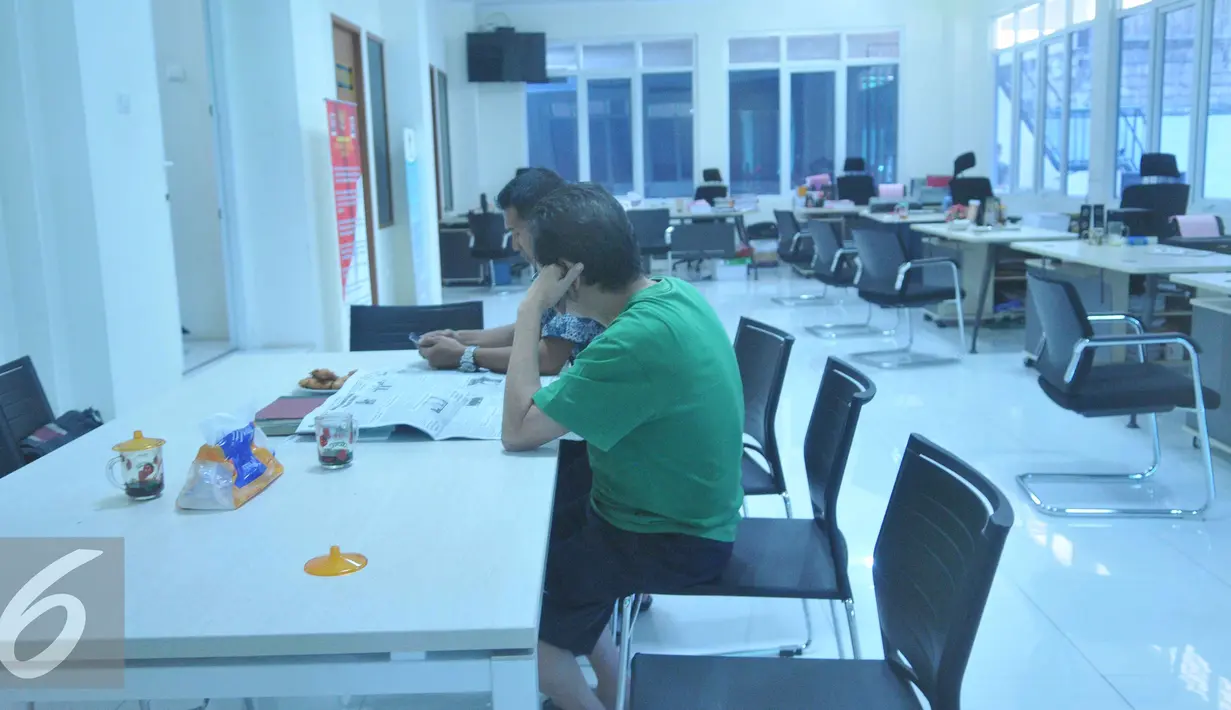 Hendra Sudjana saat membaca koran diruang pidsus Kejaksaan Tinggi DKI Jakarta, Jumat (25/9/15). Hendra ditetapkan sebagai tersangka dalam kasus dwelling time di Pelabuhan Tanjung Priok. (Liputan6.com/Gempur M Surya)