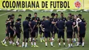 Pelatih Brasil, Tite, memberikan arahan kepada anak asuhnya saat memimpin sesi latihan jelang laga kualifikasi piala dunia 2018 di Barranquilla, Kolombia, Senin (4/9/2017). Brasil akan berhadapan dengan Kolombia. (AP/Fernando Vergara)