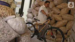 Pekerja membawa sepeda kayu di Gedung LIPI , Cibinong, Kabupaten Bogor, Jawa Barat, Rabu (30/10/2019). Satu pohon bisa menghasilkan 30 frame sepeda dan proses satu hari 3 frame sepeda, produk sepeda biocycle sudah di  sejak tahun riset 2015. (Liputan6.com/Herman Zakharia)
