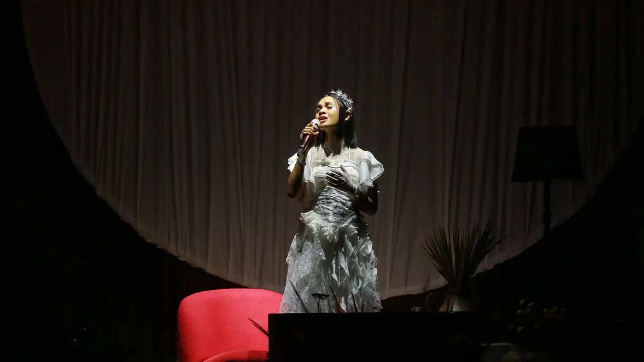 Andien dalam showcase album Dan Lalu di Soehanna Hall, SCBD, Jakarta, Jumat (29/9/2023). (Foto: Adrian Putra/Fimela)