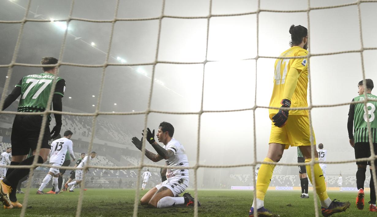 Striker Benevento, Gianluca Lapadula (tengah), tampak kecewa usai gagal memanfaatkan peluang di mulut gawang Sassuolo dalam laga lanjutan Liga Italia Serie A 2020/21 pekan ke-11 di Mapei Stadium, Jumat (11/12/2020). Benevento kalah 0-1 dari Sassuolo. (LaPresse via AP/Massimo Paolone)