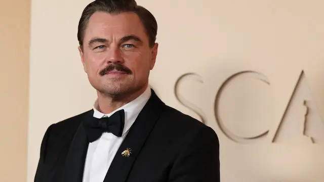 Leonardo DiCaprio dalam Piala Oscar 2026.. (ANGELA WEISS / AFP)