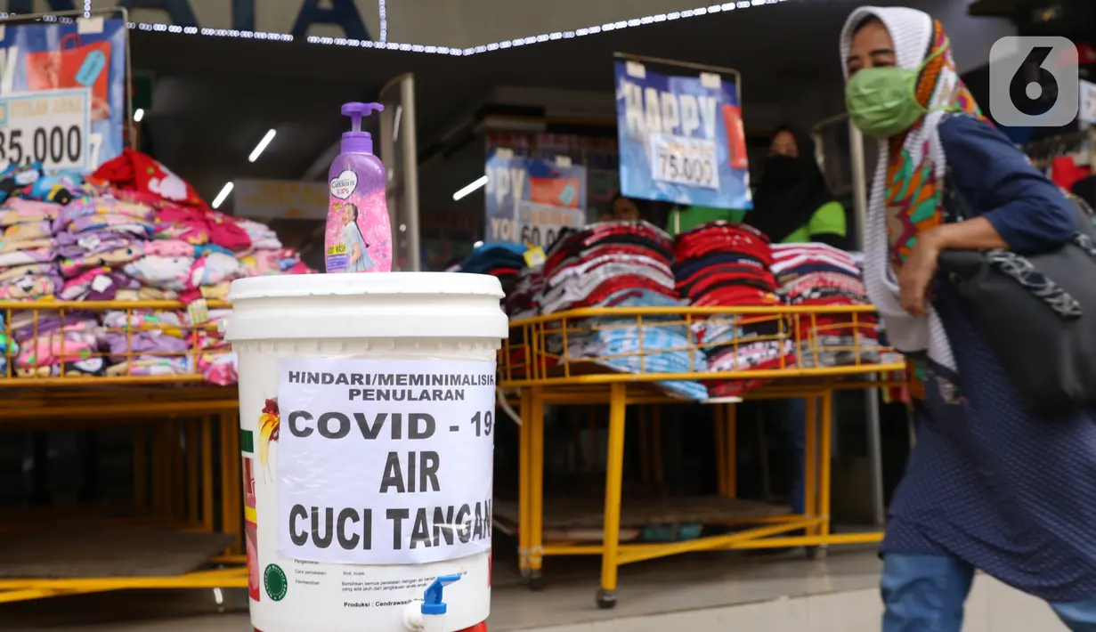 Tempat cuci tangan disediakan di depan toko di Pasar Baru (9/6/2020). Jelang pemberlakuan normal baru sejumlah toko di kawasan tersebut mewajibkan para pembeli untuk cuci tangan terlebih dahulu untuk menekan penyebaran covid 19. (Liputan6.com/Angga Yuniar)