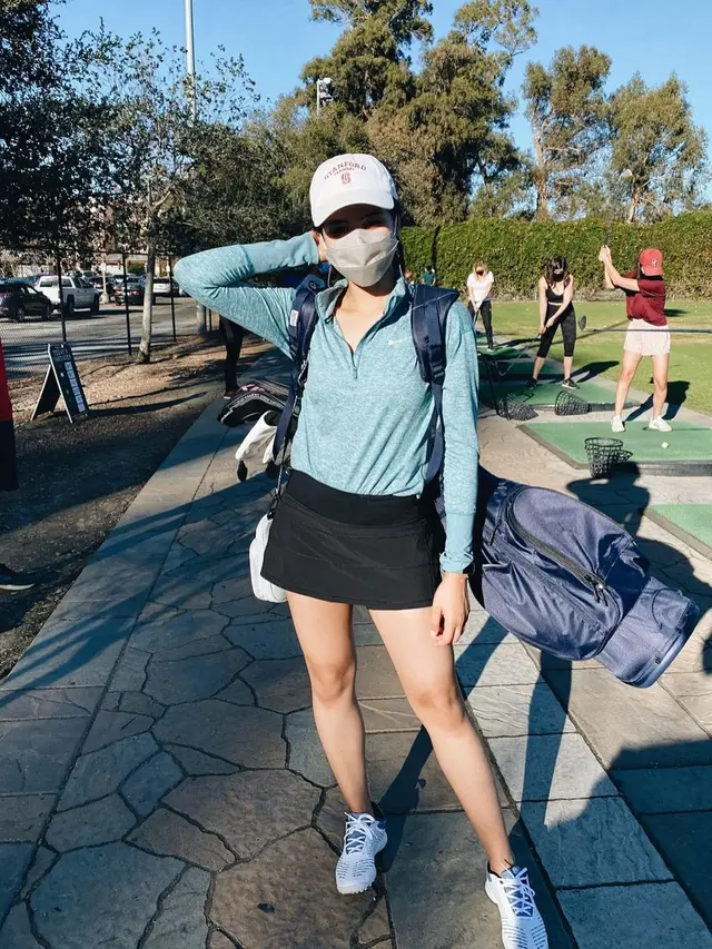 7 Gaya Maudy Ayunda saat Main Golf, Curi Perhatian