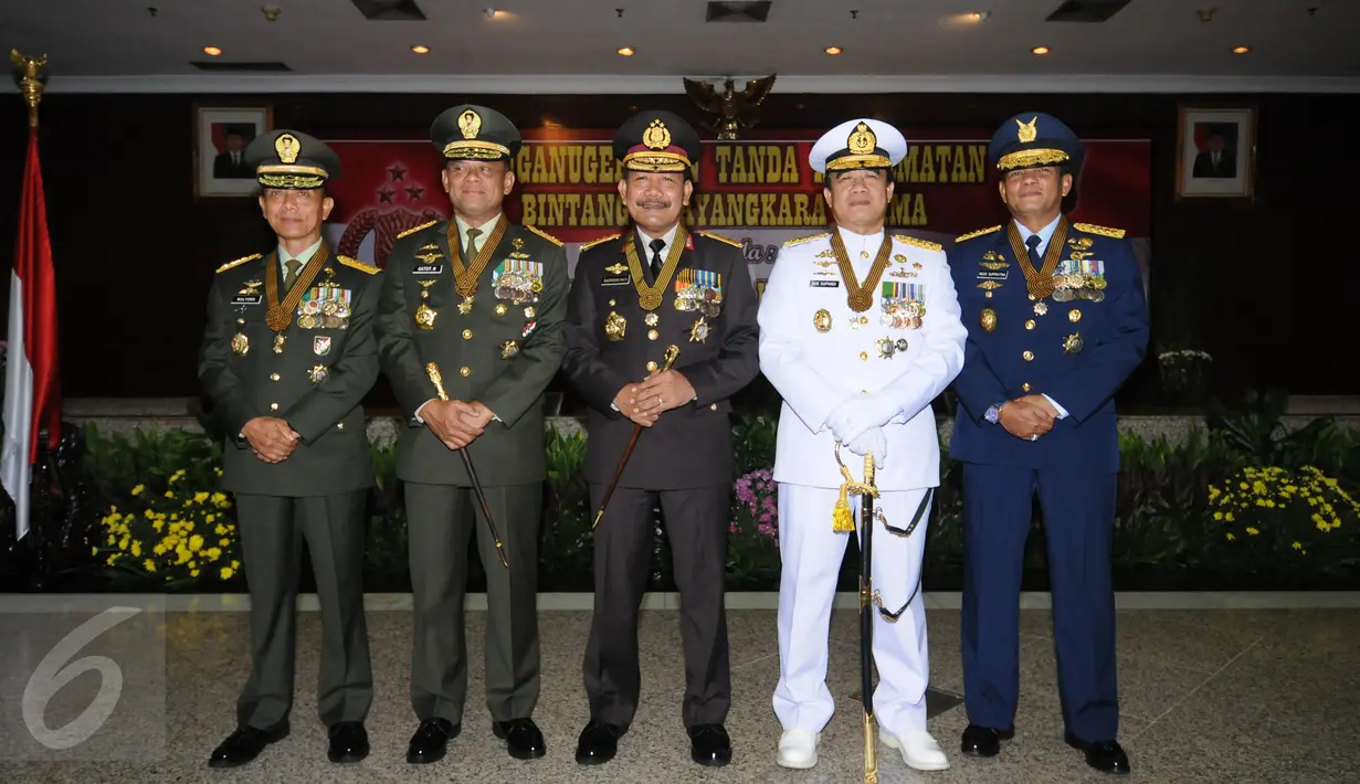 Kapolri Jenderal Pol Badrodin Haiti (tengah) berfoto bersama Panglima TNI dan Kepala Staff Angkatan usai penganugerahan Bintang Bhayangkara Utama di Mabes Polri Jakarta, Senin (16/5/2016). (Liputan6.com/Helmi Fithriansyah)