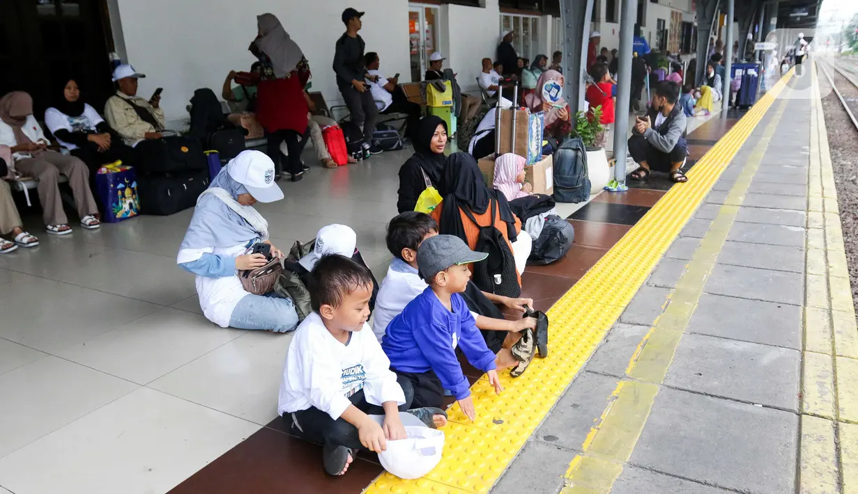 Untuk mendukung kelancaran arus mudik Lebaran 2025, KAI menyediakan total kapasitas hingga 4,59 juta tempat duduk selama periode 21 Maret 2025 hingga 11 April 2025. (Liputan6.com/Herman Zakharia)