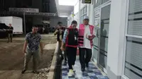 Jaksa saat menggiring salah satu tersangka korupsi zakat di Baznas Kota Dumai untuk ditahan. (Liputan6.com/M Syukur)